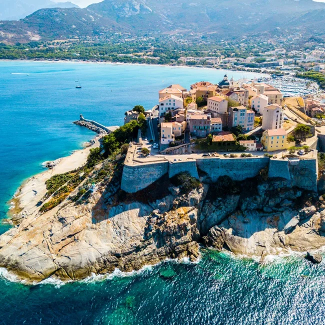 Die historische Zitadelle von Calvi, die auf einem markanten Felsvorsprung an der Nordwestküste der französischen Insel Korsika thront.