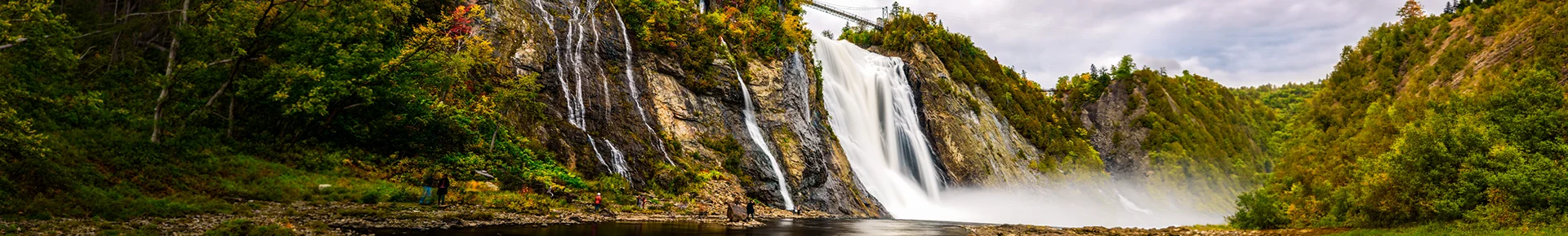 Der beeindruckende Montmorency-Fall in der kanadischen Provinz Québec, der über eine steile Felswand in die Tiefe stürzt und von einer markanten Hängebrücke überspannt wird