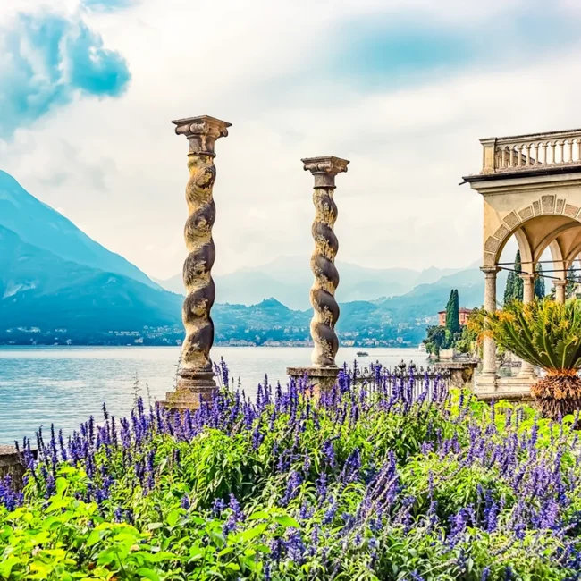 Der botanische Garten der Villa Monastero in Varenna am Comer See in Italien.