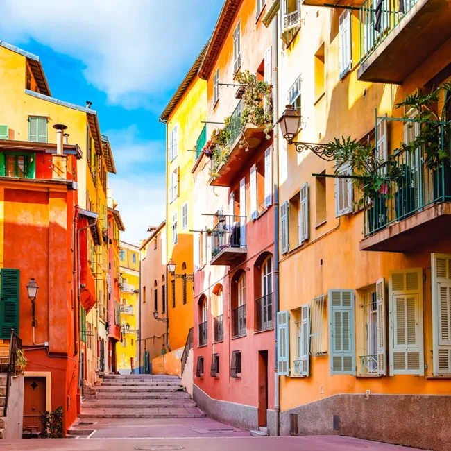 Eine typische, farbenfrohe Gasse in der Altstadt von Nizza in Südfrankreich.