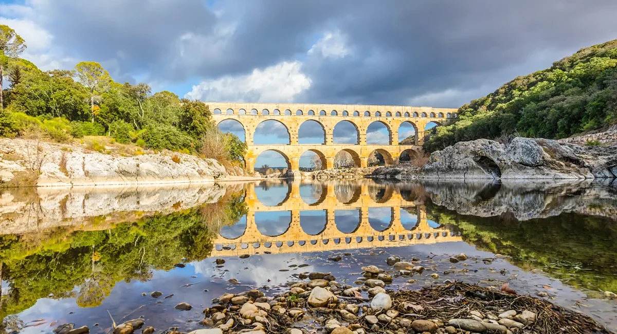 Der Pont du Gard, ein dreistöckiges antikes römisches Aquädukt in Südfrankreich.