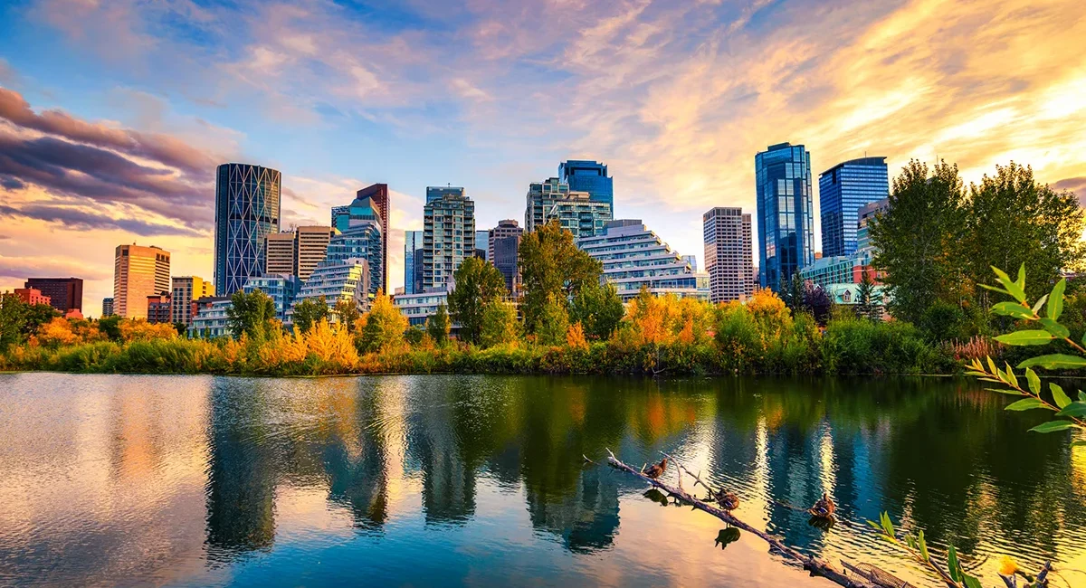 Die Skyline von Calgary mit dem Bow River bei Sonnenuntergang.