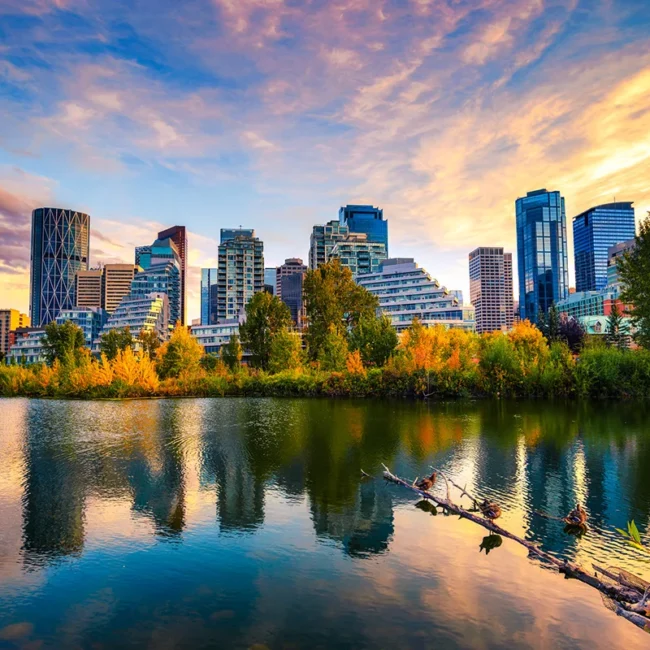 Die Skyline von Calgary mit dem Bow River bei Sonnenuntergang.