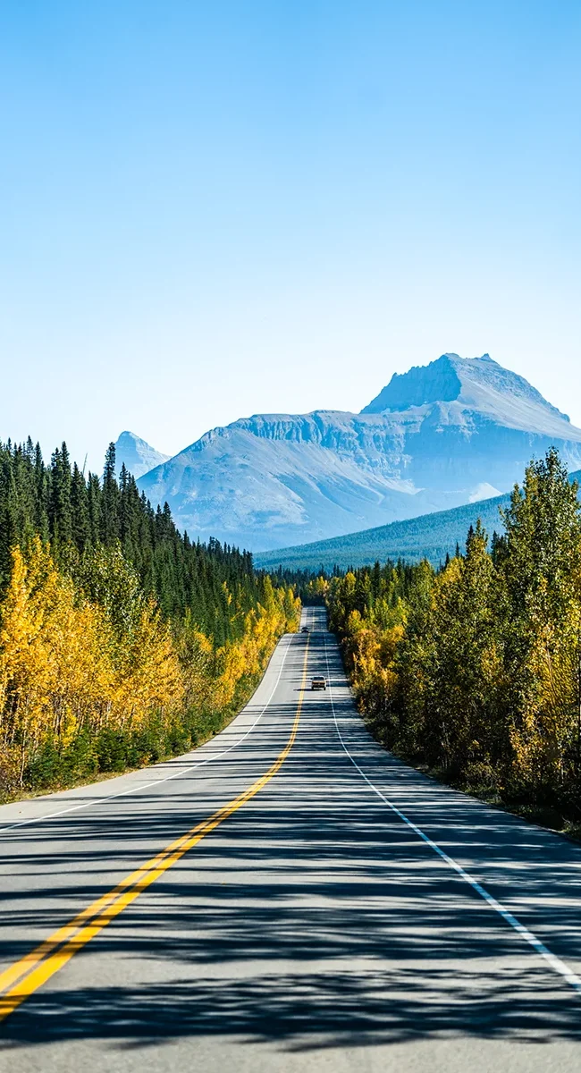 Der Icefields Parkway, eine berühmte malerische Straße, die durch die Rocky Mountains in Alberta, Kanada, führt.
