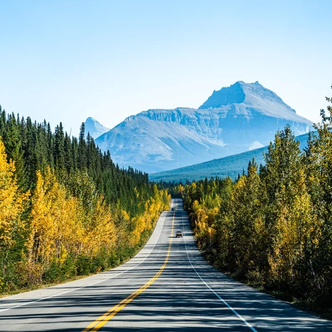 Der Icefields Parkway, eine berühmte malerische Straße, die durch die Rocky Mountains in Alberta, Kanada, führt.