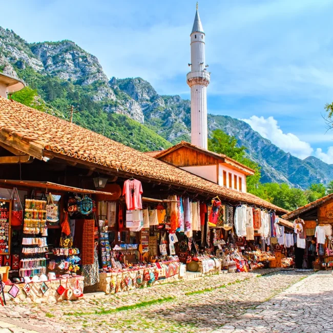 Traditioneller Basar von Kruja mit kleinen Marktständen und Kopfsteinpflaster in Albanien