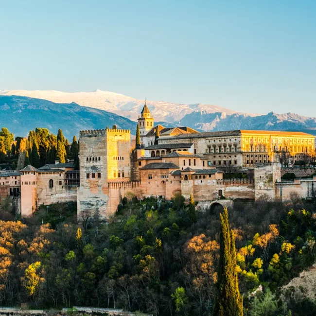 Der Alhambra-Palast in Granada ist eine große historische Palastanlage auf einem Hügel in Andalusien.