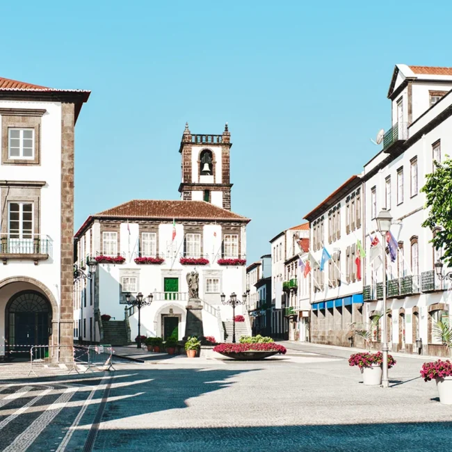 Die Altstadt von Ponta Delgada auf der Azoreninsel São Miguel mit historischen Gebäuden und einem Platz mit den Stadttoren Portas da Cidade.
