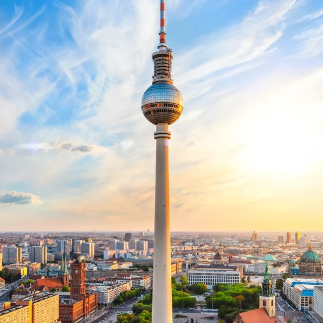 Der Berliner Fernsehturm am Alexanderplatz in Berlin, der bei Sonnenuntergang über der Stadt thront.