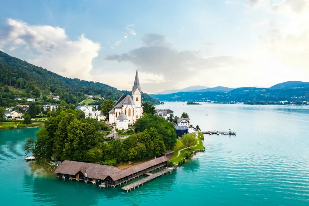 Die malerische Halbinsel Maria Wörth am Südufer des Wörthersees in Kärnten, Österreich.