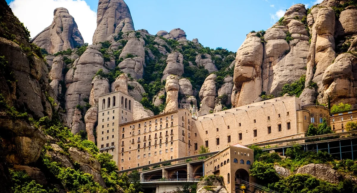 Das Kloster Montserrat liegt in den Bergen von Katalonien und ist von markanten Felsformationen umgeben.