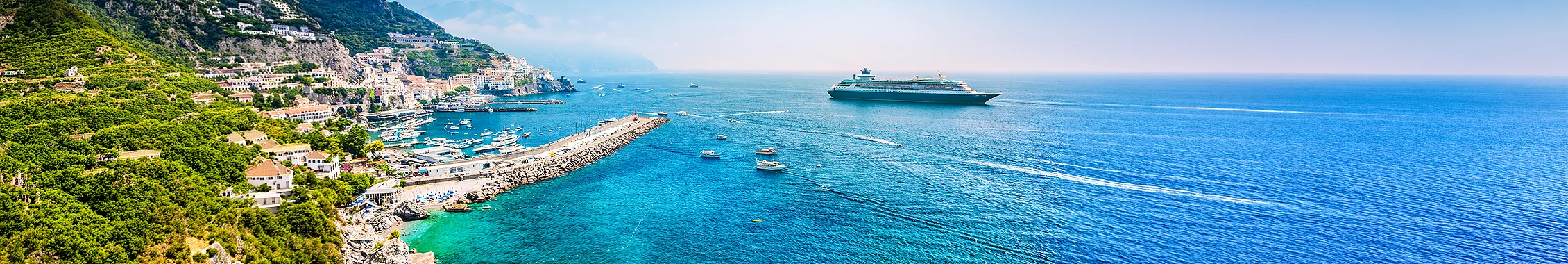 Gruppenreise mit dem Kreuzfahrtschiff vor der Amalfii Küste in Italien