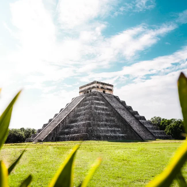 Die Maya-Pyramide El Castillo in Chichén Itzá in Mexiko erhebt sich über der archäologischen Stätte. Die steinernen Stufen der Pyramide führen zur Spitze des Tempels.