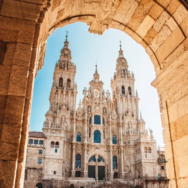 Die Kathedrale von Santiago de Compostela in Spanien mit ihrer großen historischen Fassade am Platz vor der Kirche.