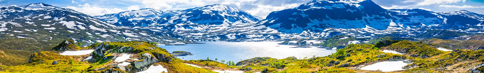 Panoramablick über den Hardangervidda-Nationalpark in Norwegen mit Bergen und einem See in der weiten Landschaft.
