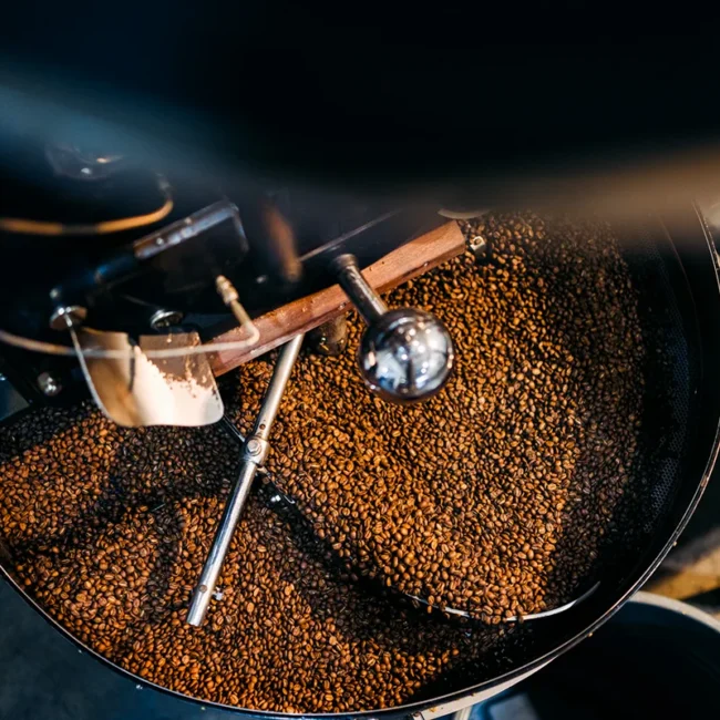 Kaffeebohnen werden in einer Röstmaschine in einer Kaffeerösterei geröstet