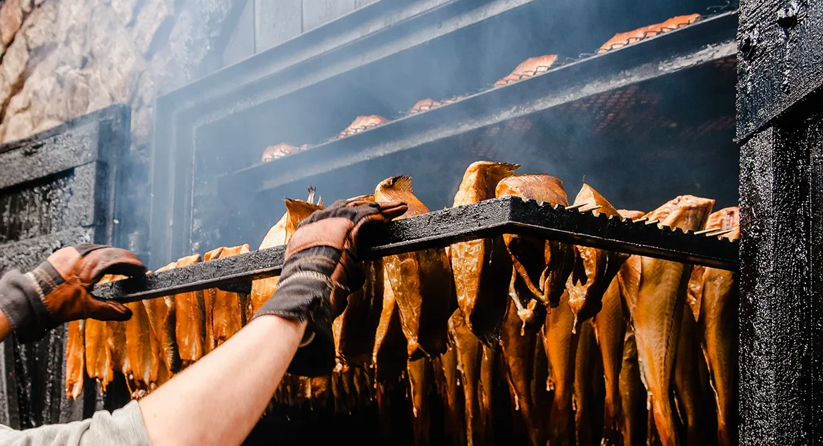 Eine Fischräucherei in Schweden, in der Fisch über Rauch haltbar gemacht wird.