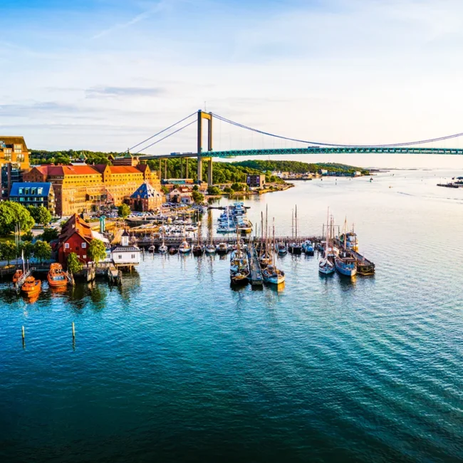 Panoramablick auf Göteborg in Schweden mit einer Brücke, die über das Wasser der Stadt führt.
