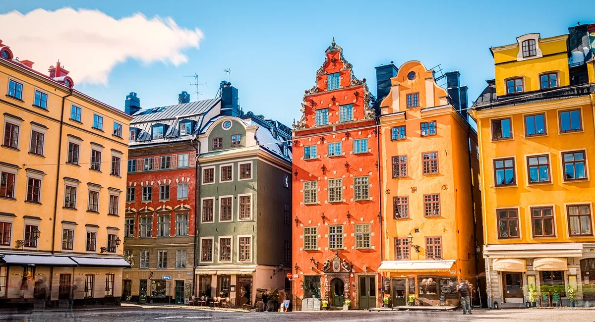 Die Altstadt Gamla Stan in Stockholm mit bunten historischen Häusern und engen Gassen.