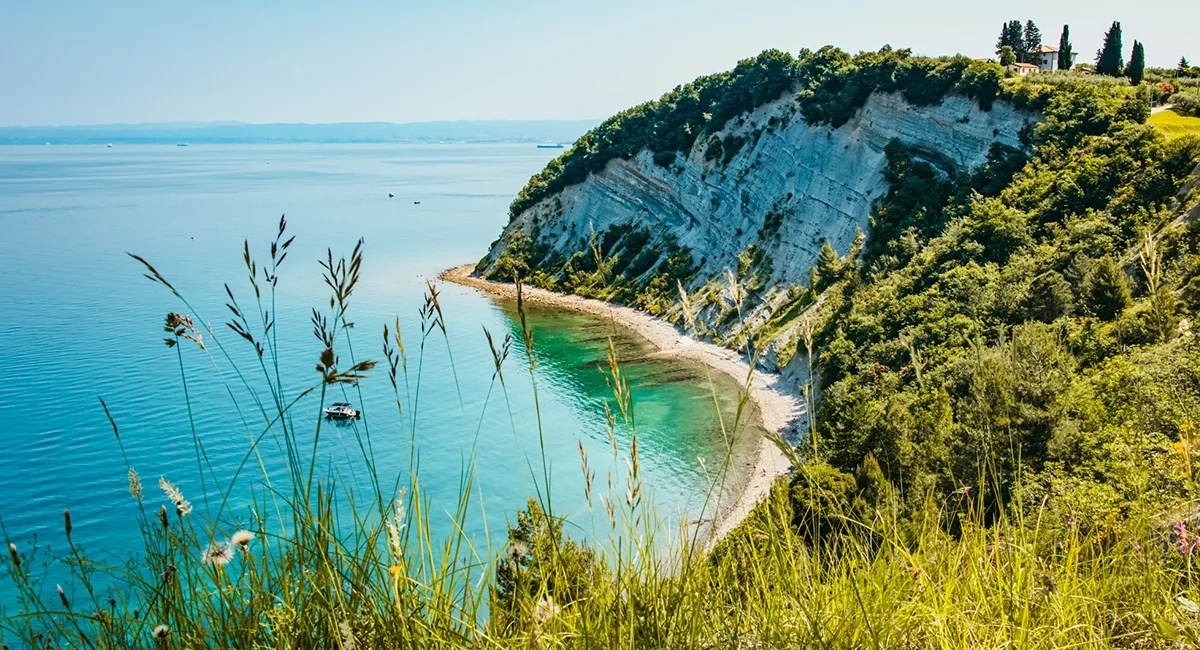 Die Küste von Piran in Slowenien mit Blick auf das Adriatische Meer und die Stadt am Ufer.
