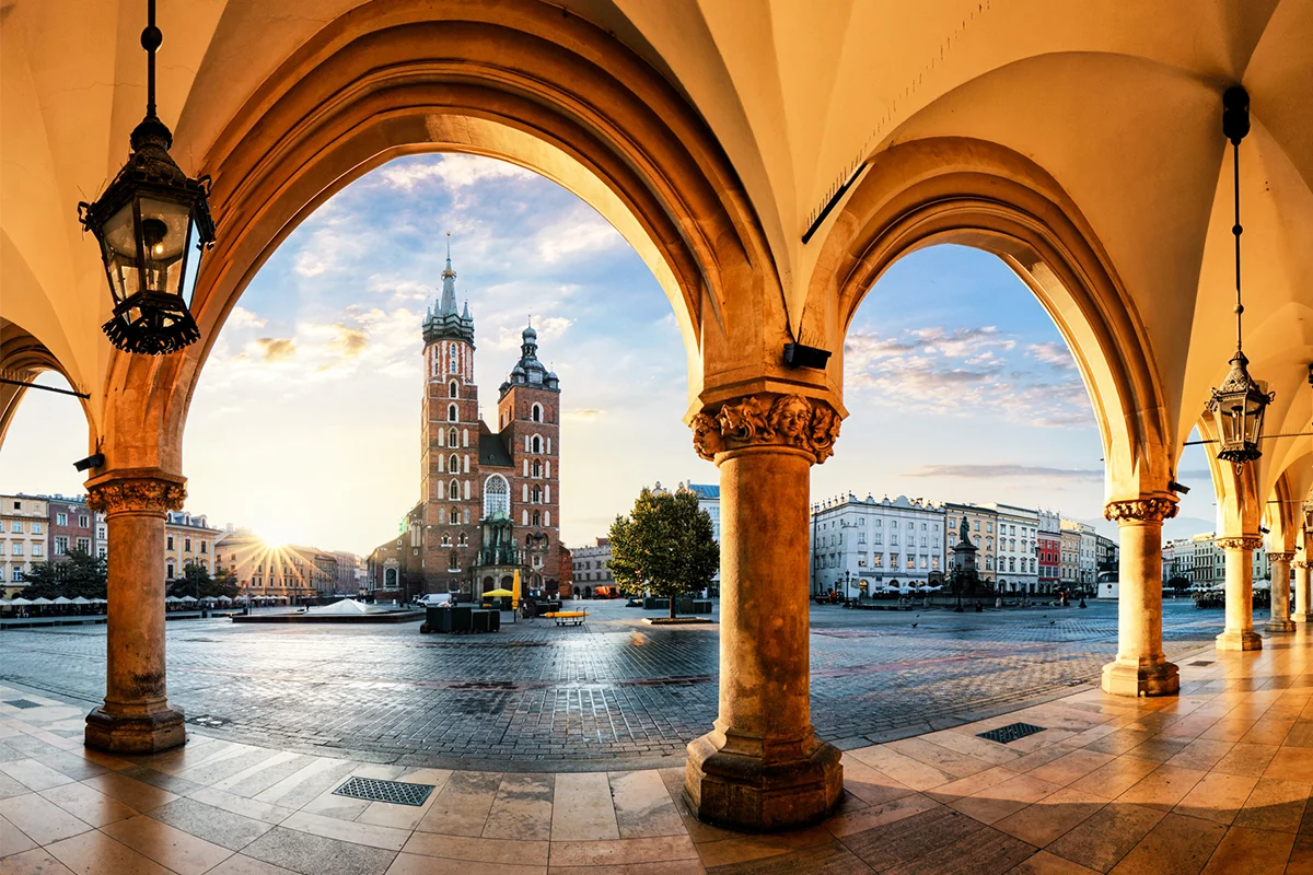 Die Marienkirche in Krakau steht am Hauptmarkt der Altstadt. Die gotische Kirche mit ihren zwei ungleich hohen Türmen prägt das Stadtbild.