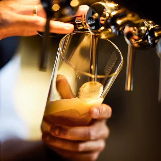Ein Glas tschechisches Bier wird frisch aus dem Zapfhahn eingeschenkt.