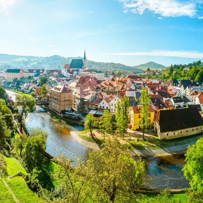 Blick auf die Stadt Český Krumlov in Tschechien mit der Altstadt und dem Fluss Moldau, der sich durch die Stadt schlängelt.