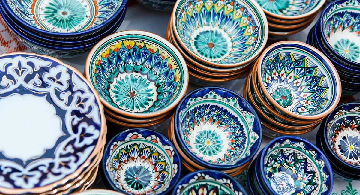 Traditionelle usbekische Keramikschüsseln mit blau-weißen Mustern auf einem Markt