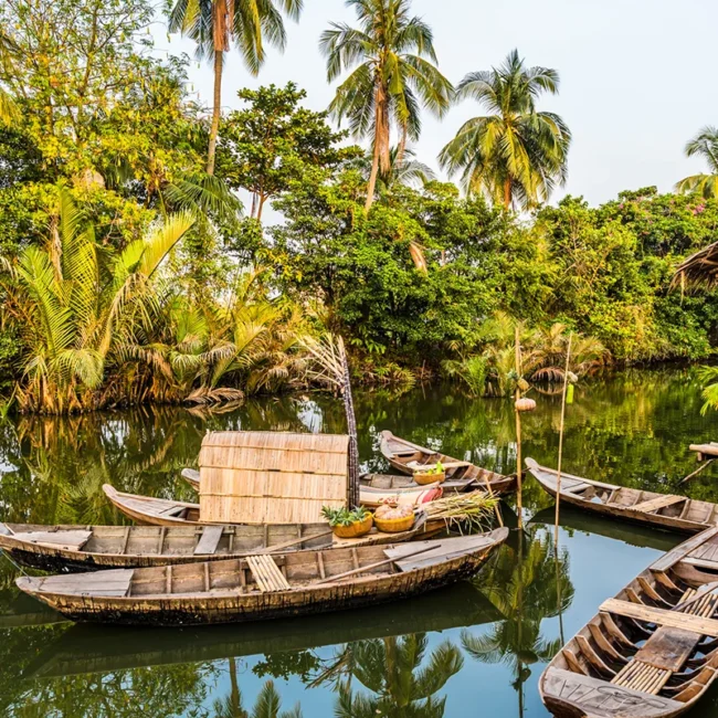 Boote auf einem Fluss im Mekong-Delta in Vietnam, typischer Transport auf dem Wasser