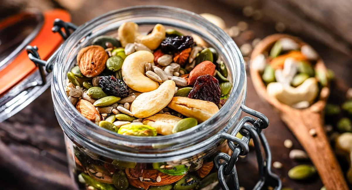 Seeberger Nüsse und Saaten in einem Glas als gesunder Snack angerichtet