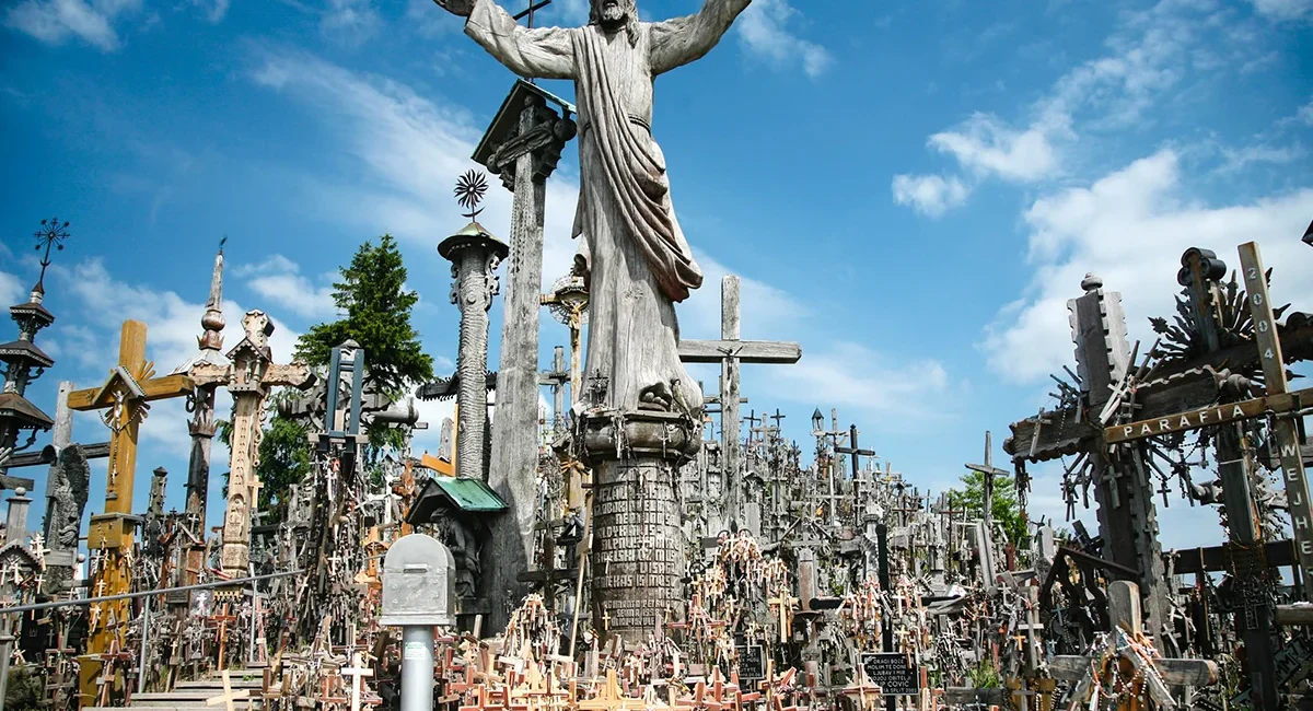 Der litauische Berg der Kreuze, eine eindrucksvolle Pilgerstätte mit tausenden Kreuzen und einer zentralen Christus-Statue als Symbol für Glauben und nationalen Widerstand.