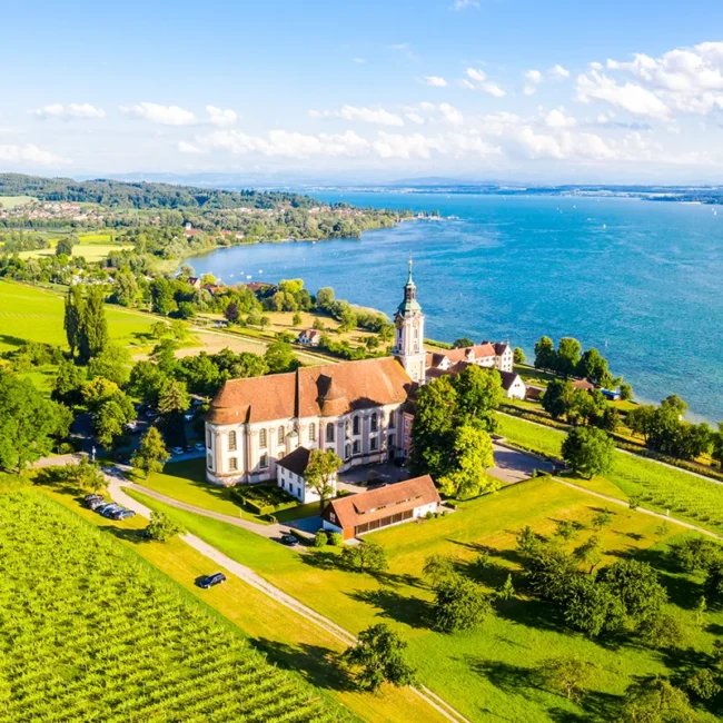 Klosterkirche Birnau aus der Vogelperspektive mit Blick auf den Bodensee