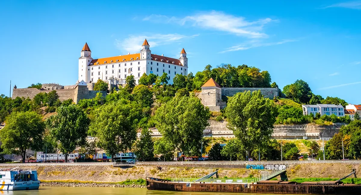 Die Burg Bratislava thront oberhalb der Donau mit Blick über den Fluss und die Stadt.