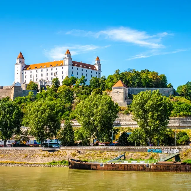 Die Burg Bratislava thront oberhalb der Donau mit Blick über den Fluss und die Stadt.