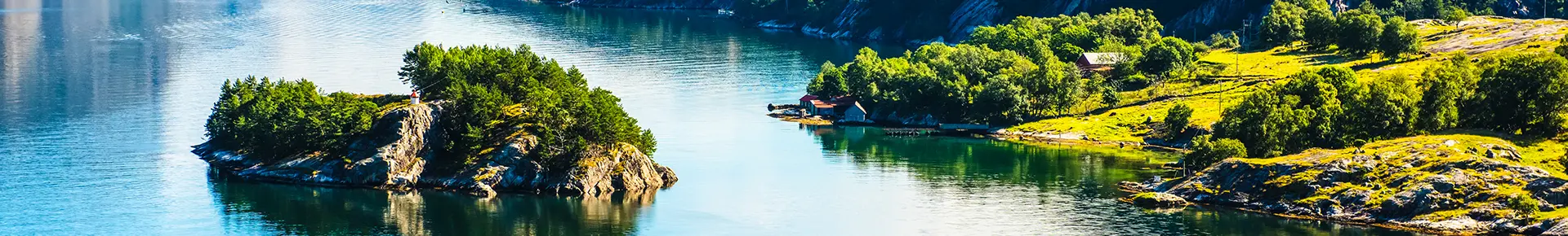 Panoramablick über die norwegische Landschaft mit Bergen, Wasser und weiter Natur.
