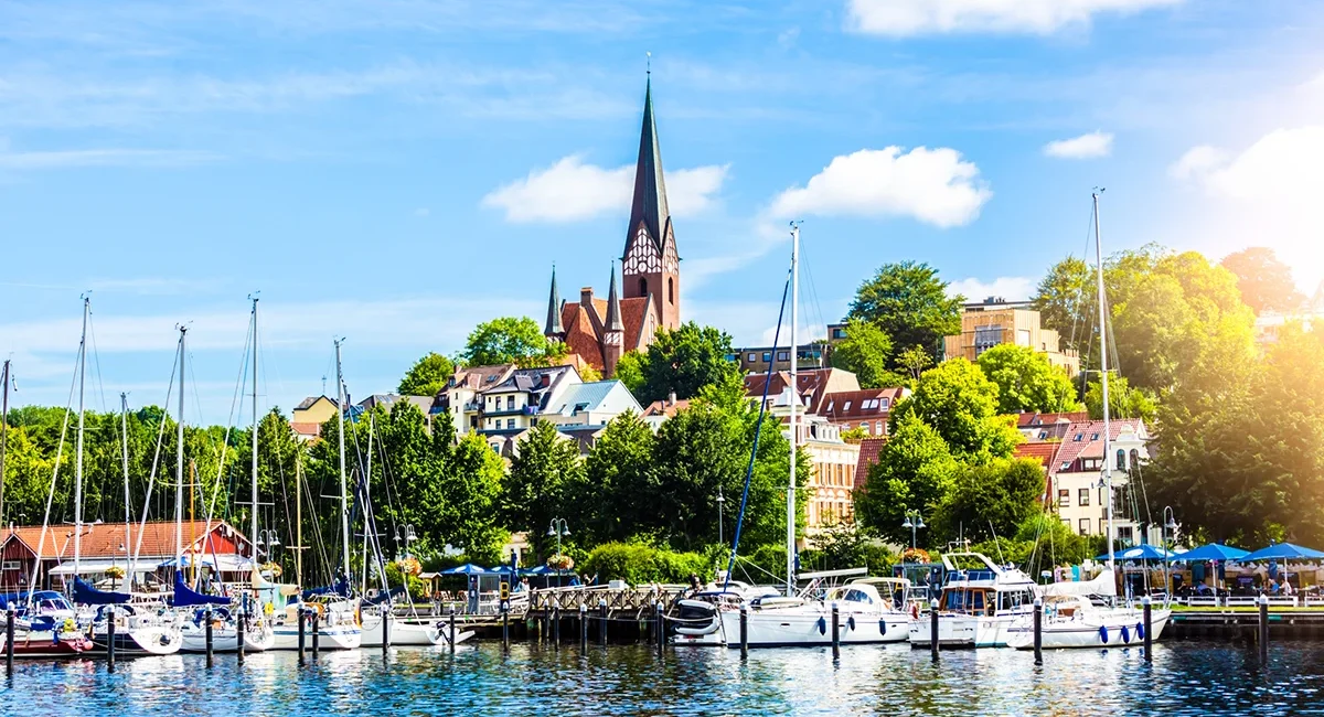 Hafen in Flensburg mit Booten und Blick auf eine Kirche im Hintergrund