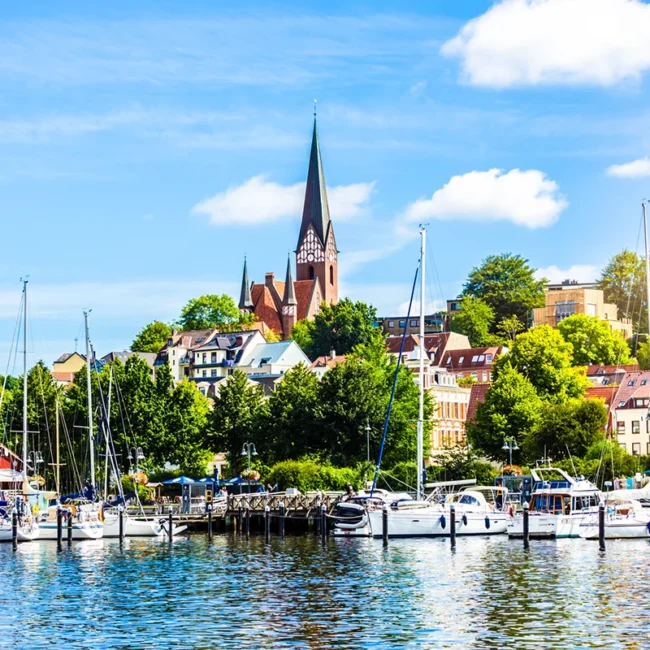 Hafen in Flensburg mit Booten und Blick auf eine Kirche im Hintergrund