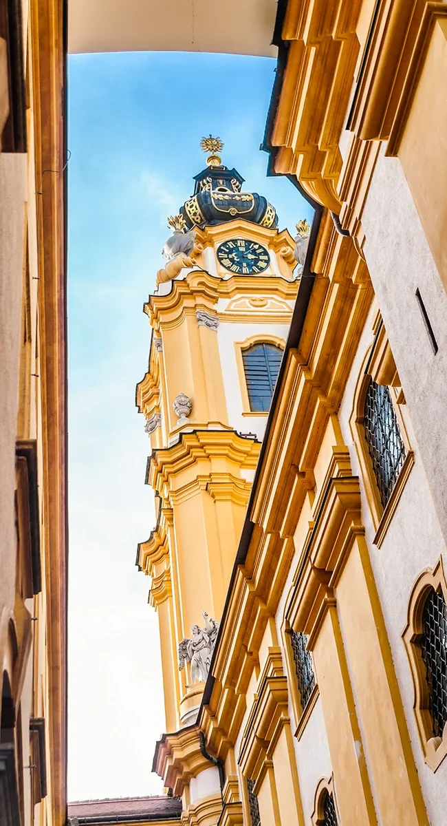 Blick von Innenhof des Benedikterklosters Stift Melk in Österreich