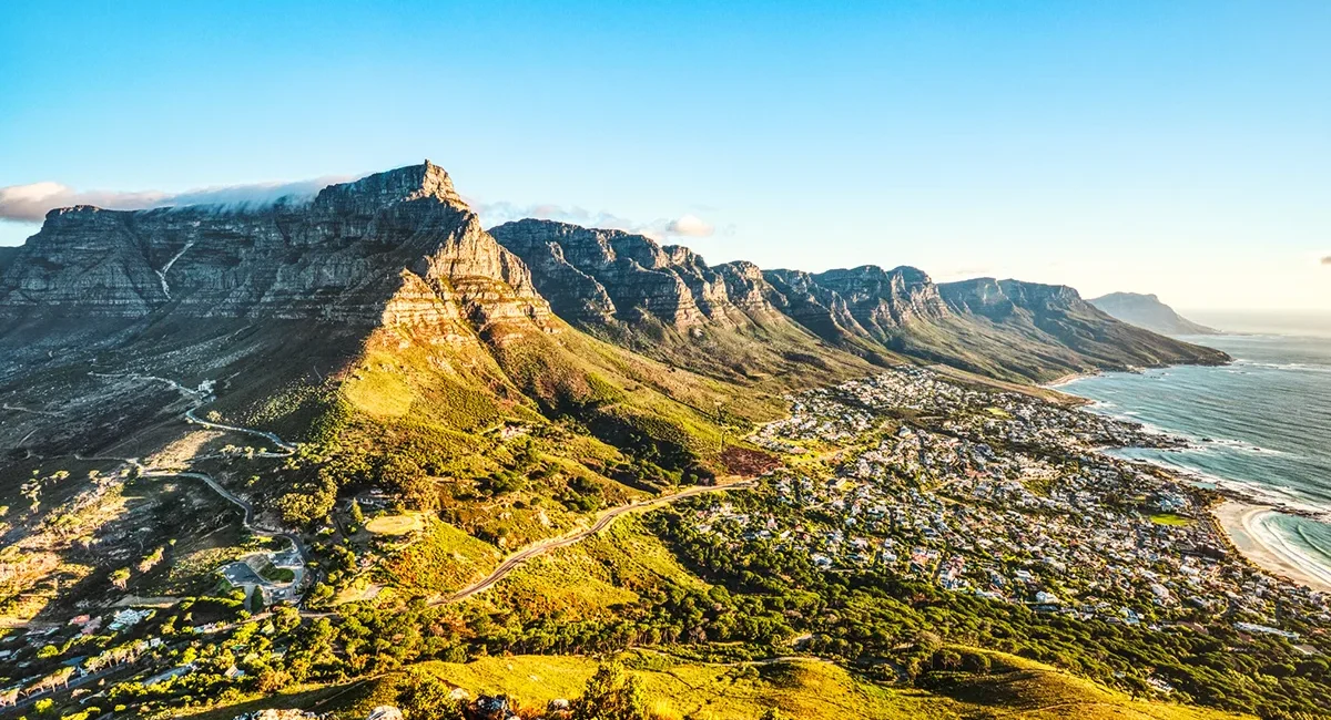 Blick auf die malerische Bergkulisse und die Sandstrände bei Kapstadt in Südafrika