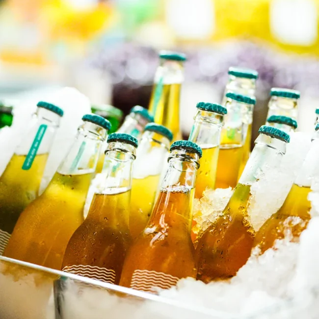 Flaschen mit Limonade in Thüringen, die in einem Behälter mit Eis gekühlt werden.