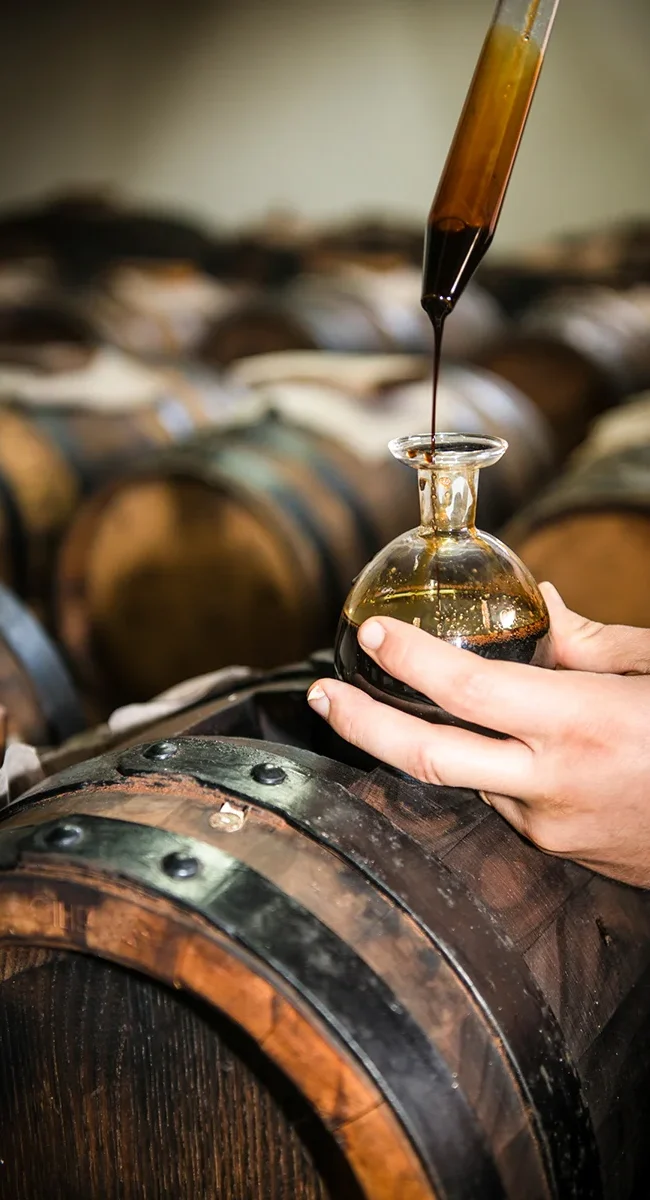 Balsamico wird in Venetien in Glasflaschen abgefüllt.