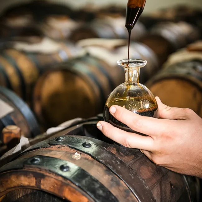 Balsamico wird in Venetien in Glasflaschen abgefüllt.