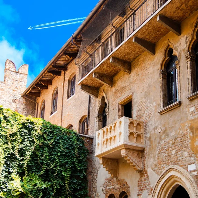 Julias Balkon in Verona an der historischen Fassade des Hauses Casa di Giulietta.